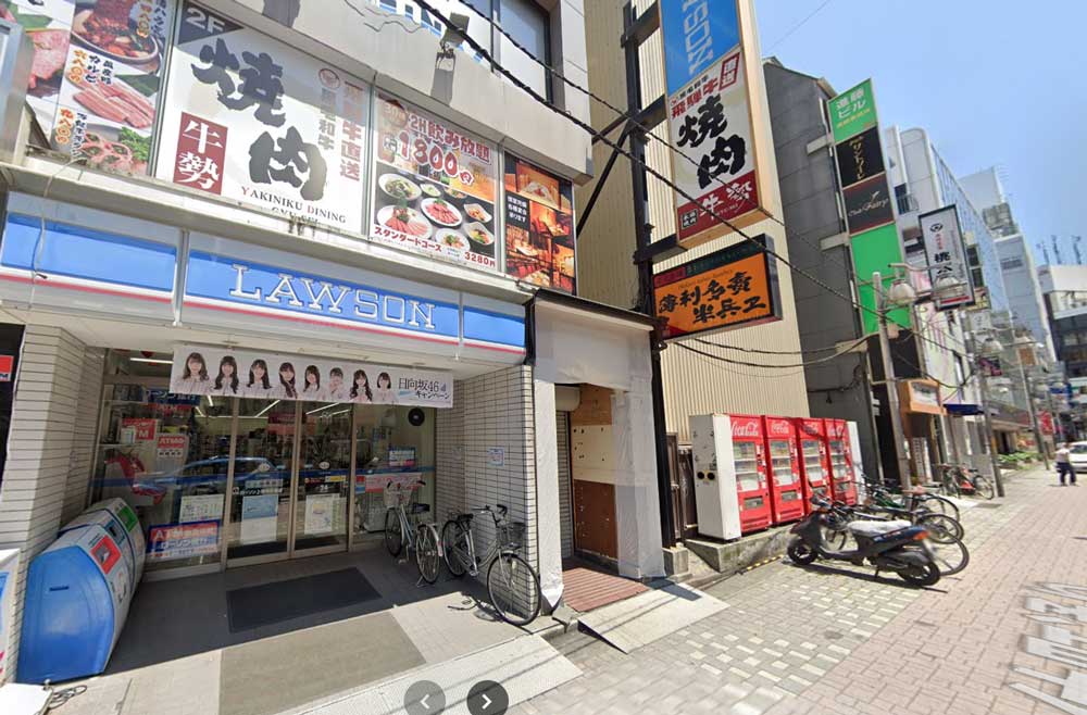上野仲町通商店街のローソン